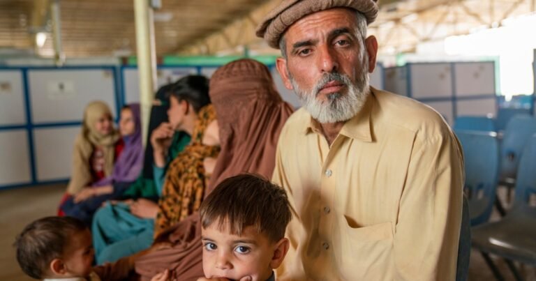 Foto's: Gedeporteerde Afghanen geconfronteerd met verslechterende humanitaire crisis bij terugkeer naar huis