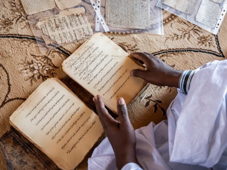 Foto's: Het Behouden van de Kwetsbare Manuscript Legacy van Oualata te Midden van Woestijnbedreigingen