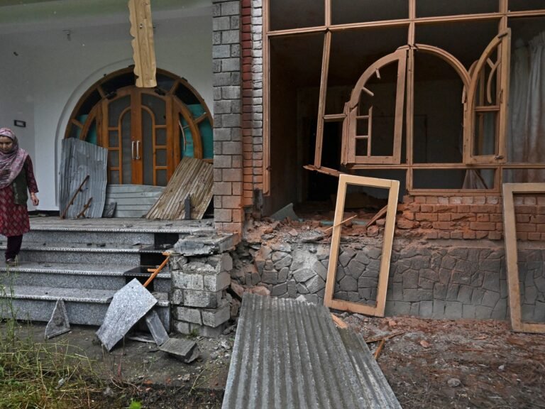 Foto's: Nacht van intensieve bombardementen laat mensen in Kashmir vluchten