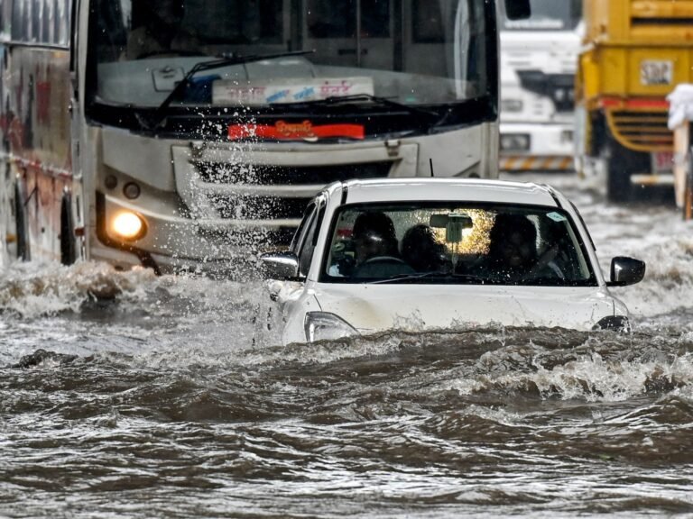 Foto's: Vroegtijdige moessonregens teisteren Mumbai