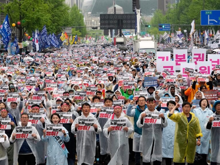 Foto's: Werknemers vieren de Dag van de Arbeid met marsen en demonstraties