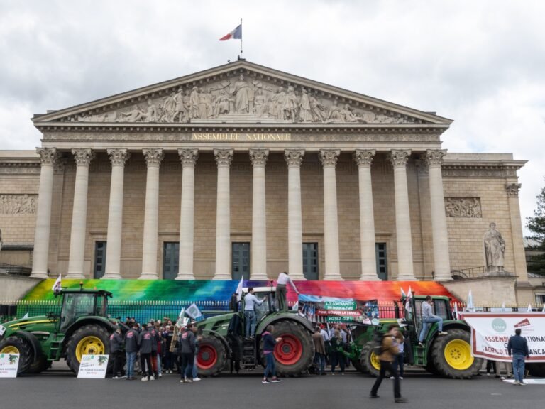 Franse boeren protesteren in Parijs voor versoepeling van milieuwetgeving