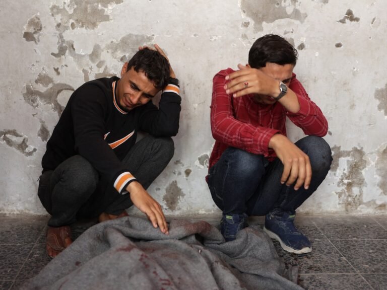 Israëlische aanvallen doden 16 in Gaza terwijl hulpkeukens sluiten door gebrek aan voorraden