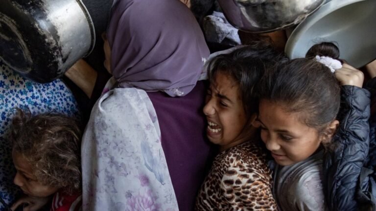 Israëlische aanvallen doden 51 in Gaza terwijl hulporganisaties beperkte voorraden verzamelen
