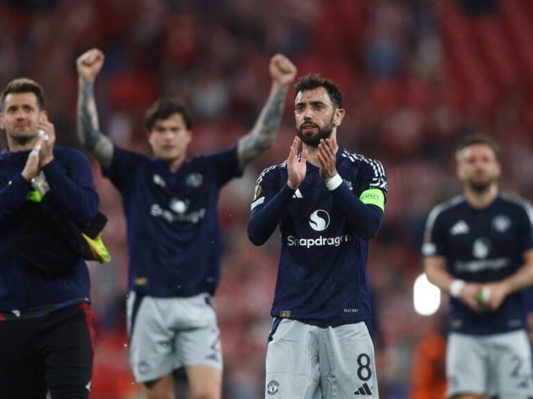 Manchester United wint met 3-0 van Athletic Club met tien man en nadert de Europa League-finale