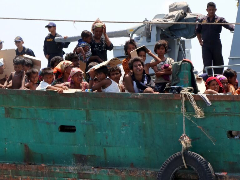 Meer dan 400 Rohingya vrees voor verdrinking bij twee schipbreuken voor de kust van Myanmar, meldt de VN