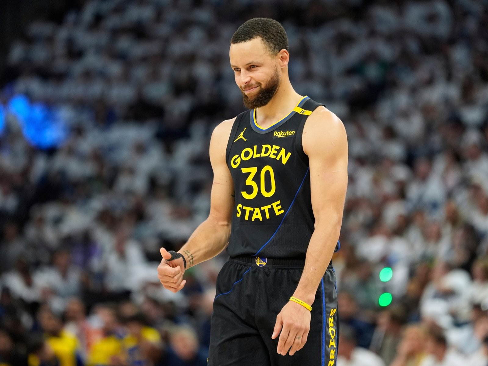 NBA: Steph Curry Geblesseerd, maar Warriors Verslaan Wolves in Playoff Opening