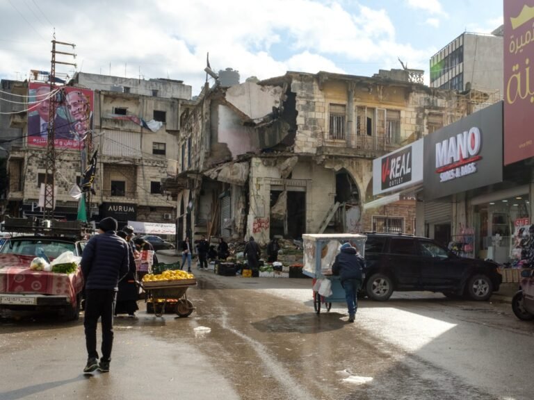 Na de Israëlische bombardementen herleeft de maandagmarkt in Nabatieh opnieuw