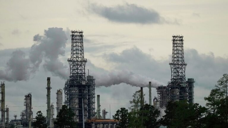 Olieprijzen dalen naar meerjarige laagte terwijl OPEC+ productieverhogingen versnelt