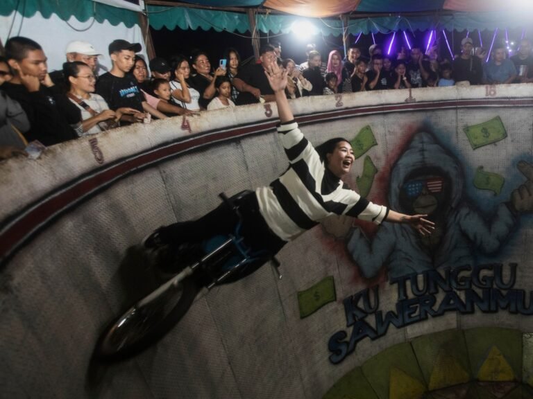 Onverschrokken motorcrosser verrast publiek op Indonesische nachtmarkt met gedurfde stunts