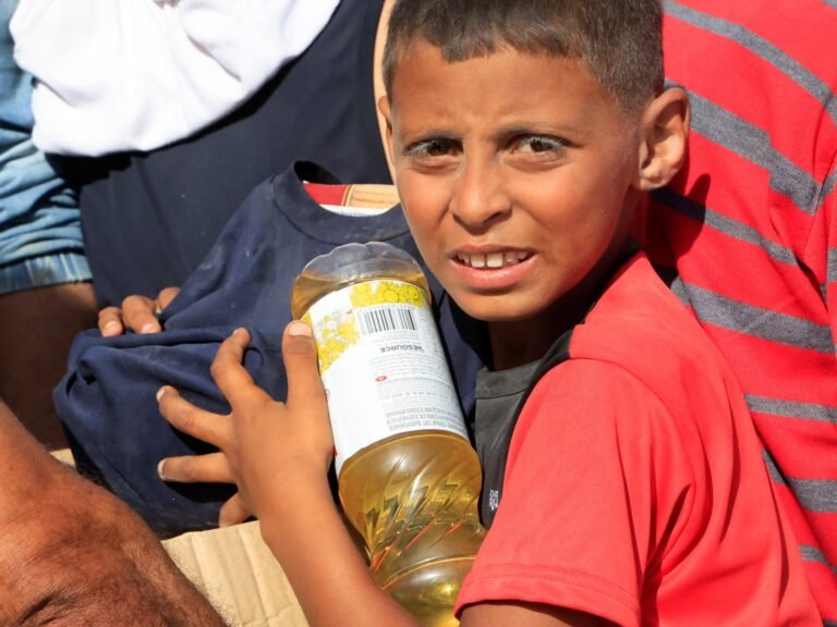 Palestijnen zoeken hulp in omstreden steuncentrum in Gaza te midden van honger