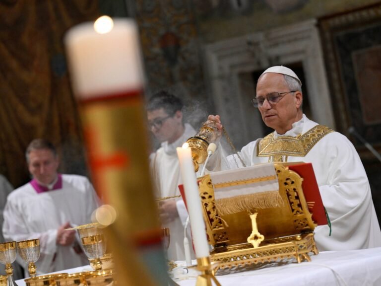 Paulus Leo roept de Kerk op om licht te brengen in de 'donkere nachten' van de wereld tijdens zijn eerste mis