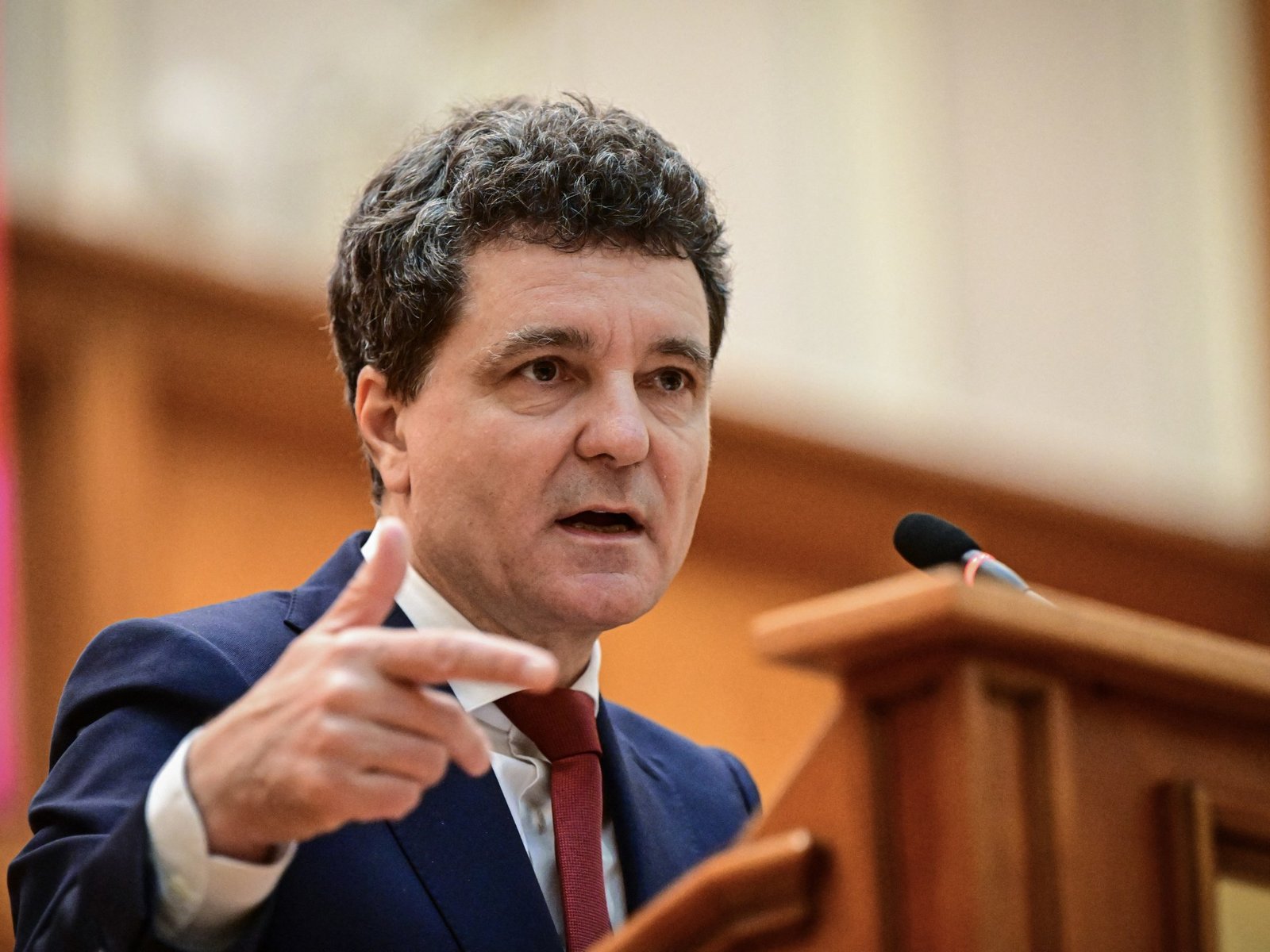 President Dan van Roemenië beëdigd te midden van beschuldigingen van verkiezingsfraude door extreemrechts