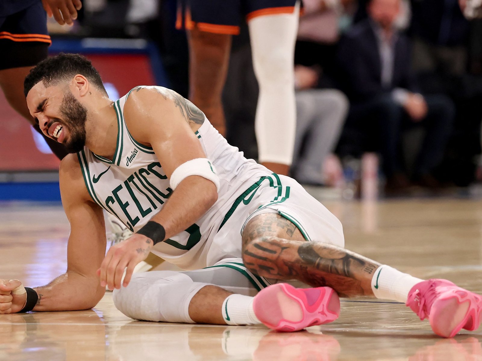 Tatum Geblesseerd Terwijl Celtics Game 4 Verliezen van Knicks in NBA Playoffs