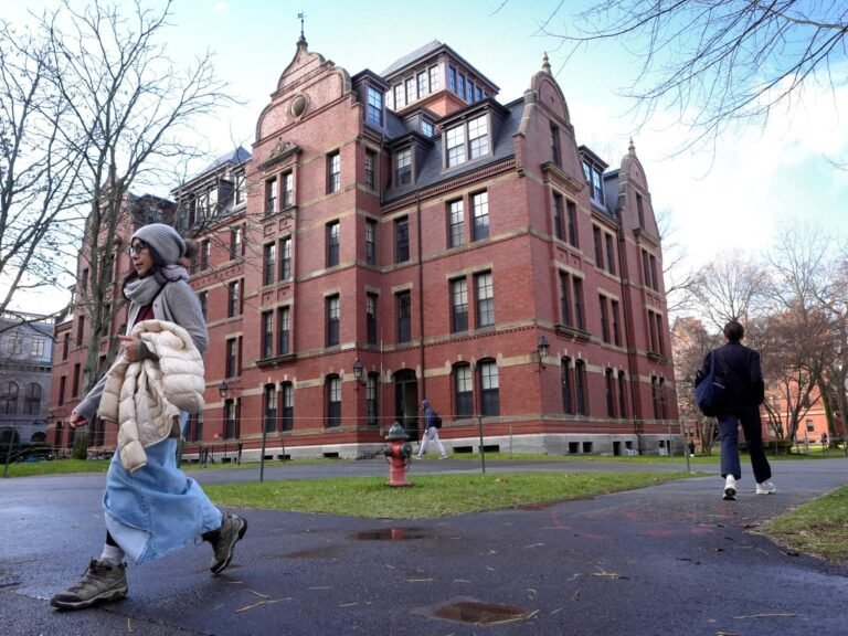 Trump Administratie Snijdt Nogmaals $450 Miljoen Aan Harvard Subsidies in Toenemende Controverse