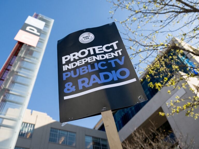 Trump Beveelt Bezuinigingen Aan voor Amerikaanse Publieke Omroepen PBS en NPR