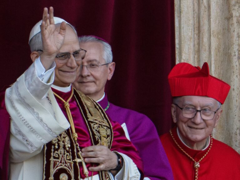 Vaticaanse Menigte Ontvangt Leo XIV als Nieuwe Paus van de Katholieke Kerk