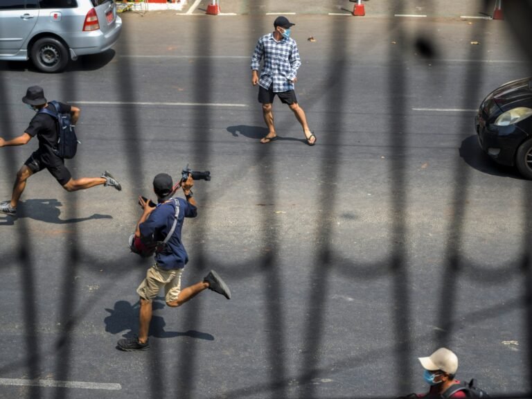 Verslaggeving vanuit de verschuivende frontlinies in de burgeroorlog in Myanmar
