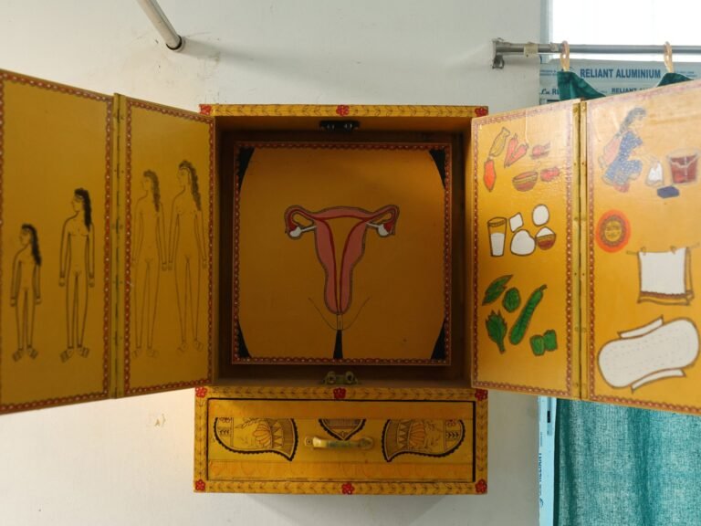 Waarom verbergen we menstruaties nog steeds in 2025?