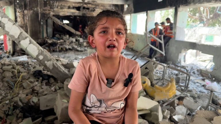 Zesjarig meisje overleeft Israëlische aanval in Gaza, omringd door vuur