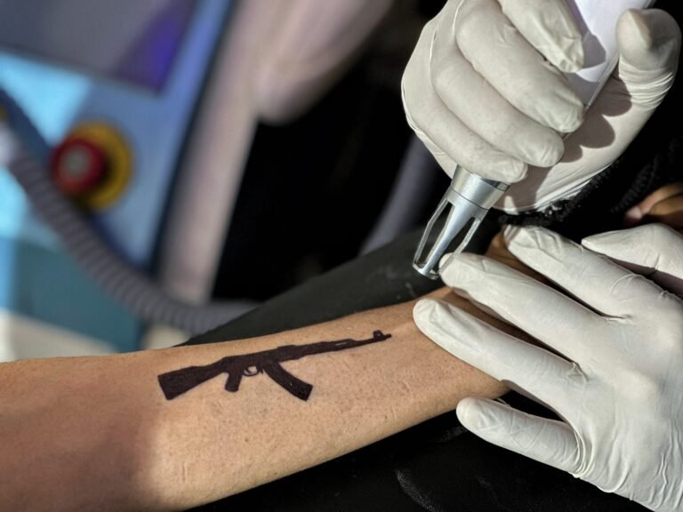 ‘Angst is echt’: Waarom jonge Kashmiri's tattoos van wapens en 'vrijheid' verwijderen