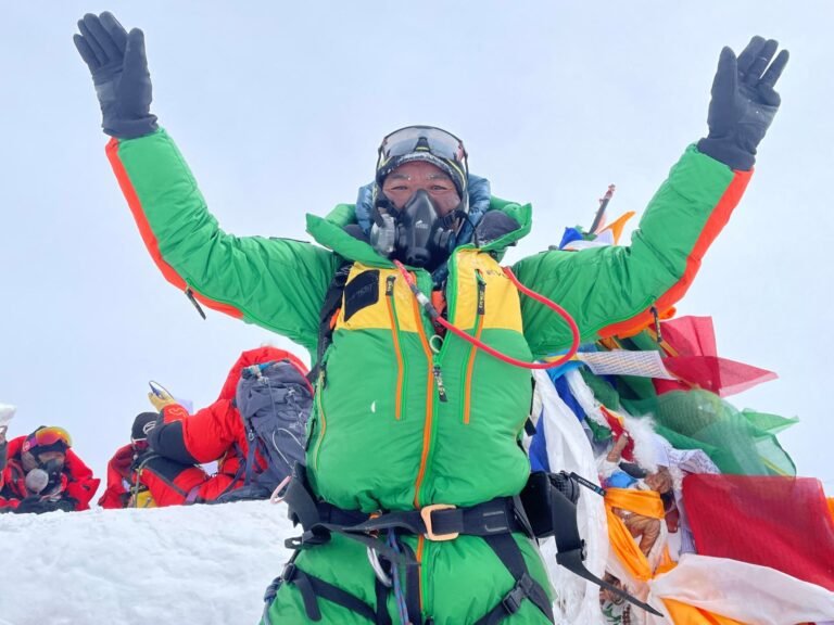 ‘Everest Man’ verbetert eigen record voor beklimming van de hoogste berg ter wereld