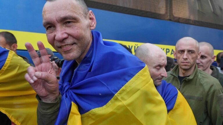 ‘Onze mensen naar huis brengen’: Oekraïne en Rusland ruilen honderden gevangen