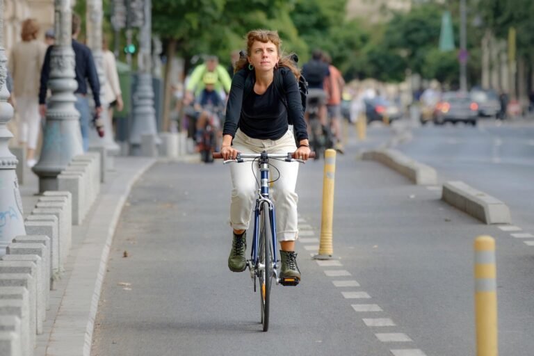 Beschermde fietspaden bijna verdubbelen aantal fietsforenzen