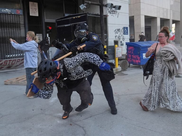 Botsingen Tussen Politie en Protesteerders in Los Angeles na Immigratieacties