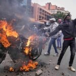Botsingen verwonden 11 tijdens protesten in Kenia om de dood van blogger in politiehechtenis
