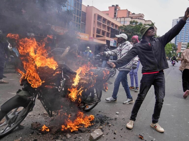 Botsingen verwonden 11 tijdens protesten in Kenia om de dood van blogger in politiehechtenis