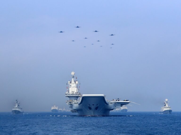 Chinese Marine Voert Gevechtspatrouilles Uit Nabij Betwist Stenen in de Zuid-Chinese Zee
