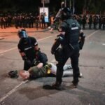 Duizenden zetten straatblokkades op in Servië na onderdrukking van protesteerders