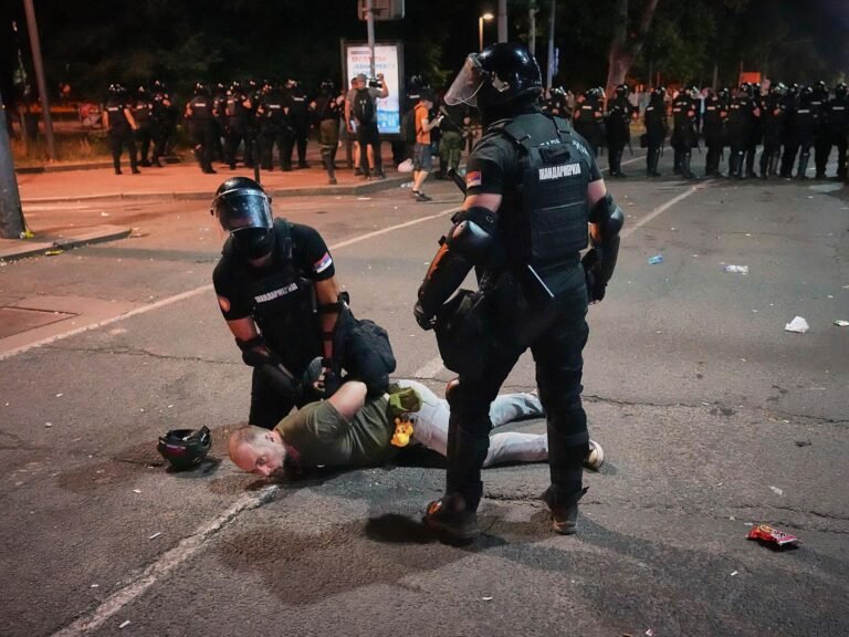 Duizenden zetten straatblokkades op in Servië na onderdrukking van protesteerders