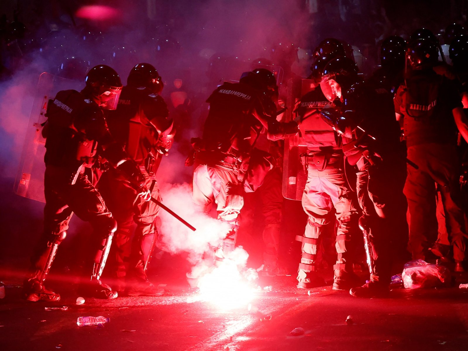 Foto: Antiregeringsprotesters in conflict met oproerpolitie in Servië
