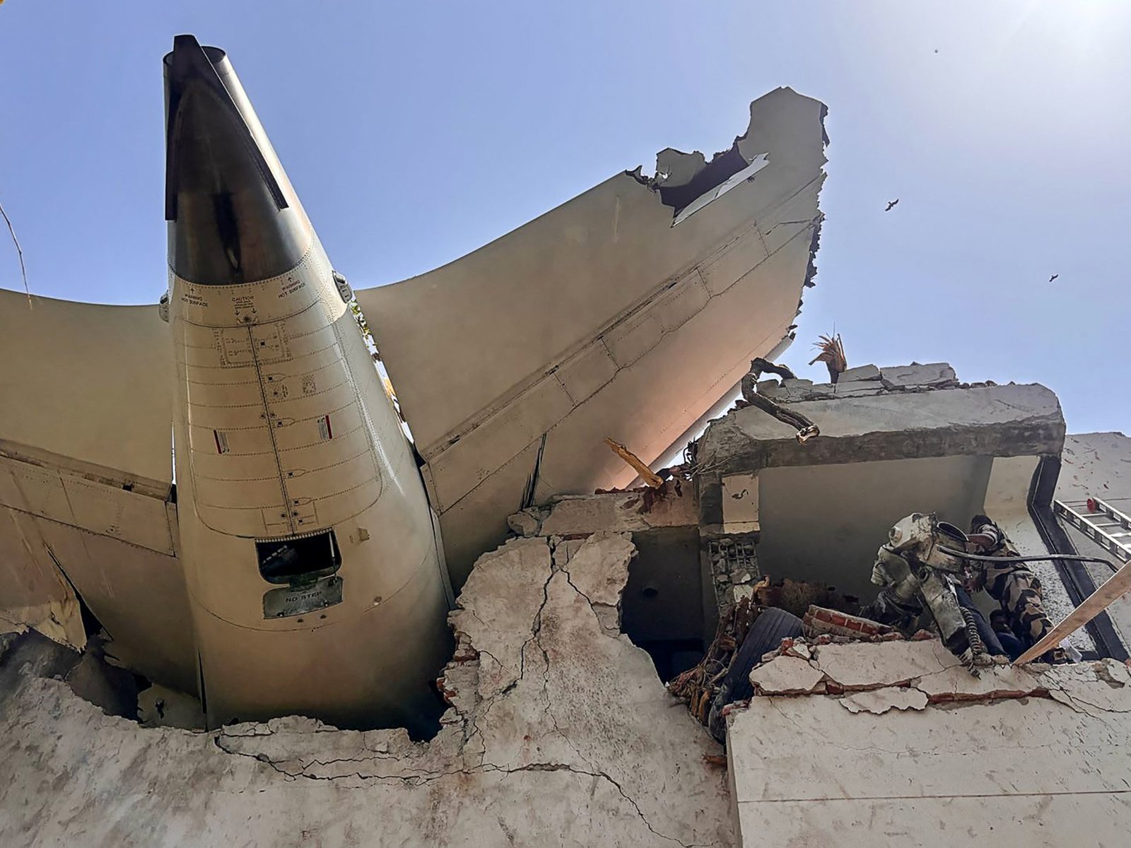 Foto's: Air India-vlucht crasht in Ahmedabad met meer dan 240 mensen aan boord