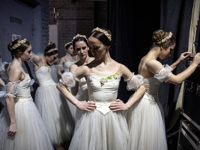 Foto's: Ballet biedt hoop aan de door oorlog getroffen stad Charkov in Oekraïne
