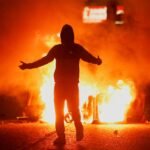 Foto's: Derde nacht van anti-migranten geweld in Noord-Ierse stad