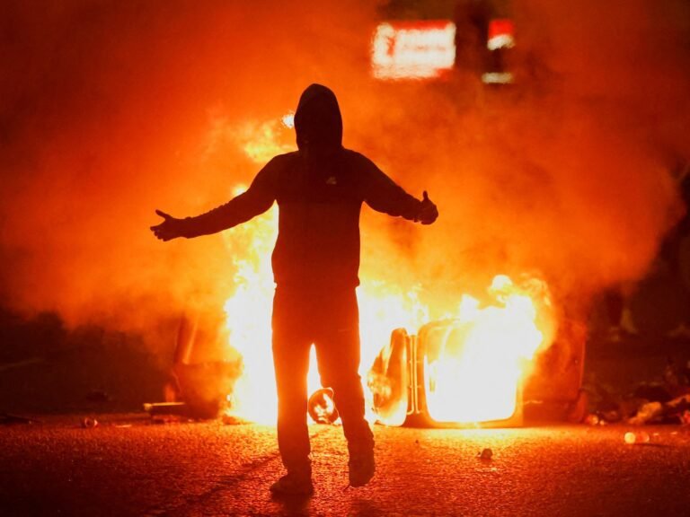 Foto's: Derde nacht van anti-migranten geweld in Noord-Ierse stad