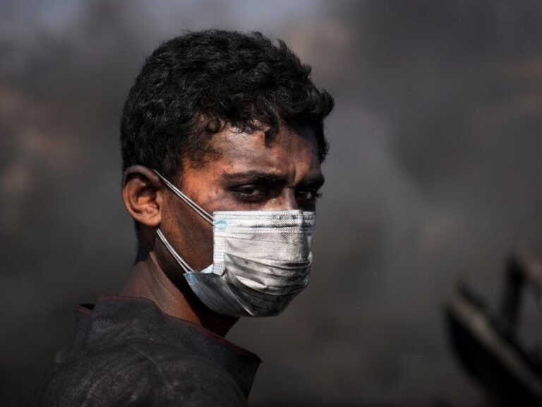 Foto's: Jonge Palestijnen in Gaza zetten plastic om in brandstof