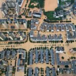 Foto's: Overstromingen in China eisen zes levens en dwingen duizenden tot evacuatie