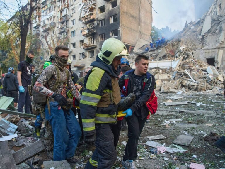 Foto's: Rusland voert 'gruwelijke' aanval uit op Kyiv