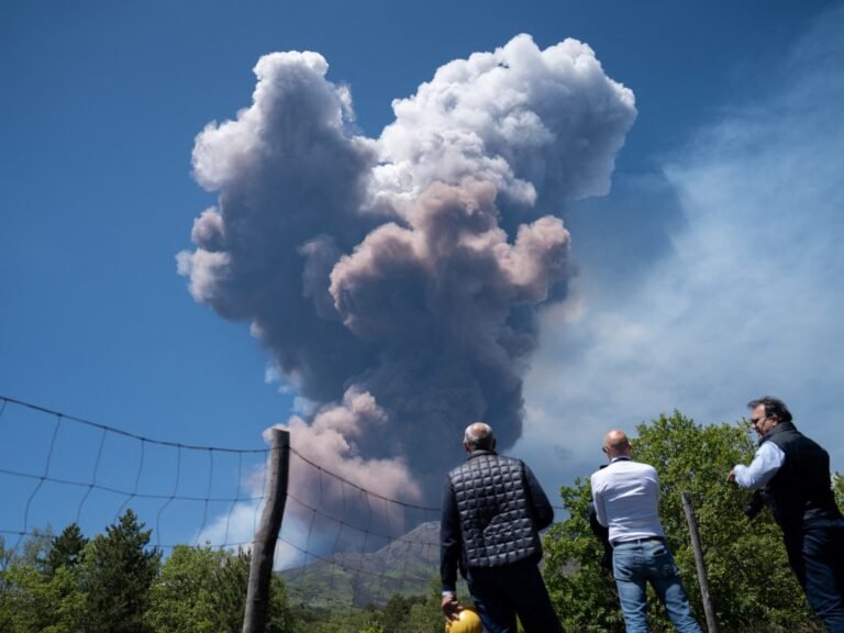 Foto's: Spectaculaire uitbarsting van de Etna in Italiƫ