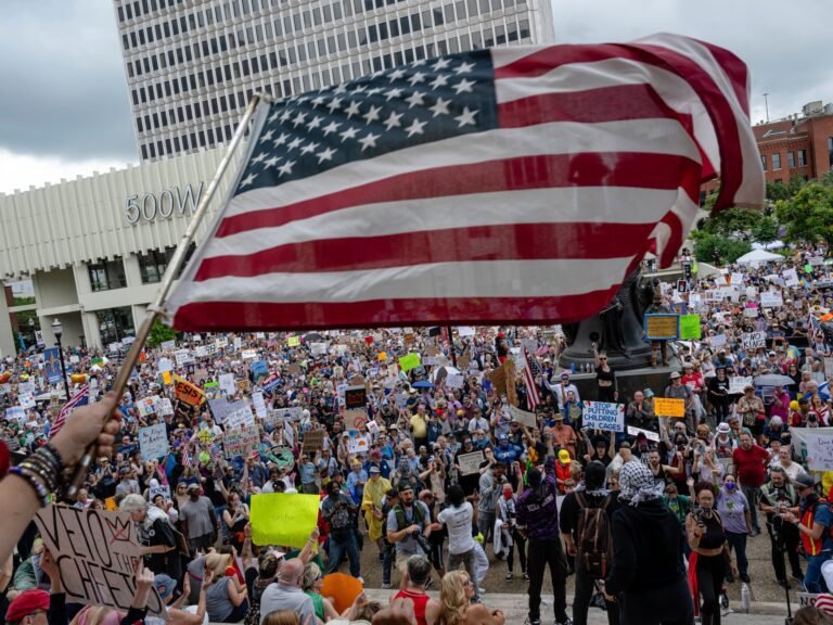 Foto's: Trump’s militaire parade te midden van massale 'Geen Koningen' protesten in de VS
