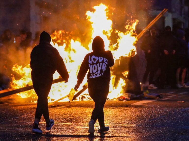Foto's: Tweede nacht van anti-immigrantenrellen in Noord-Ierse stad