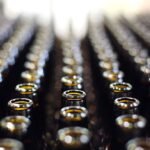 Glazen flessen bevatten meer microplastics dan plastic flessen