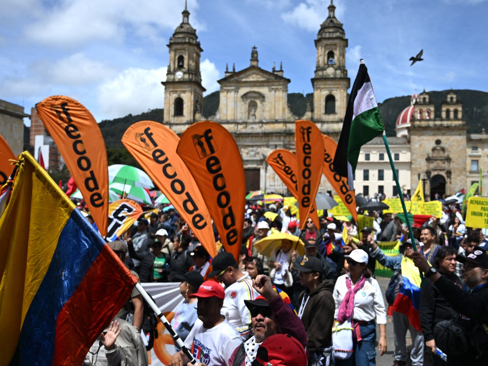 Grote Protesten in Colombia ter Ondersteuning van de Arbeidsreformen van President Petro