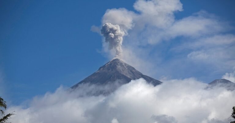 Guatemala's 'Vulkaan van Vuur' spuwt as en lava terwijl honderden evacueren