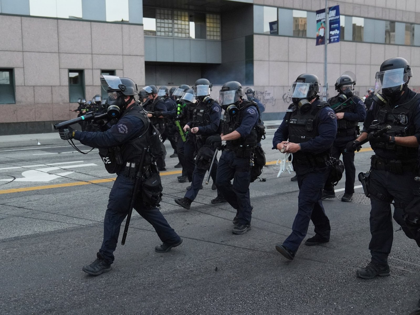 ICE Voert 'Militair-Stijl' Huiszoekingen Uit in Los Angeles: Wat We Weten