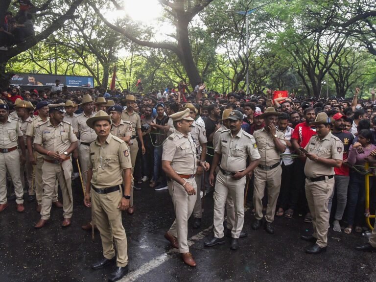 Indiase politie arresteert vier personen na dodelijke cricketstampede